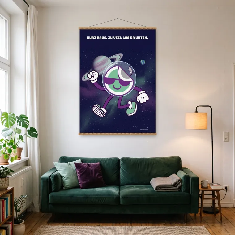 Poster „Dude im All“ an einer Posterleiste aus Eiche im Wohnzimmer
