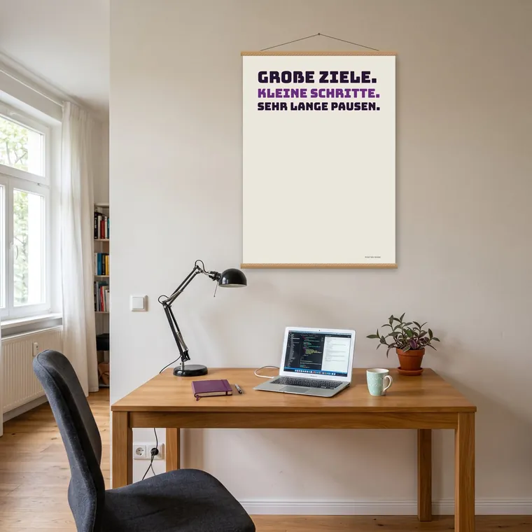 Poster „Große Ziele“ an einer Posterleiste aus Eiche im Büro