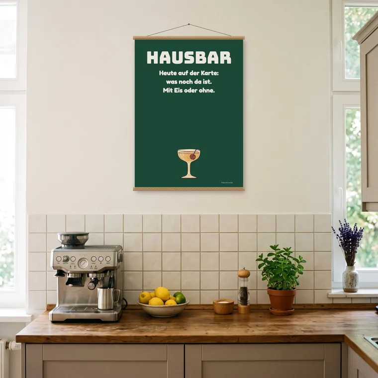 Poster „Hausbar-Karte“ an einer Posterleiste aus Eiche in der Küche