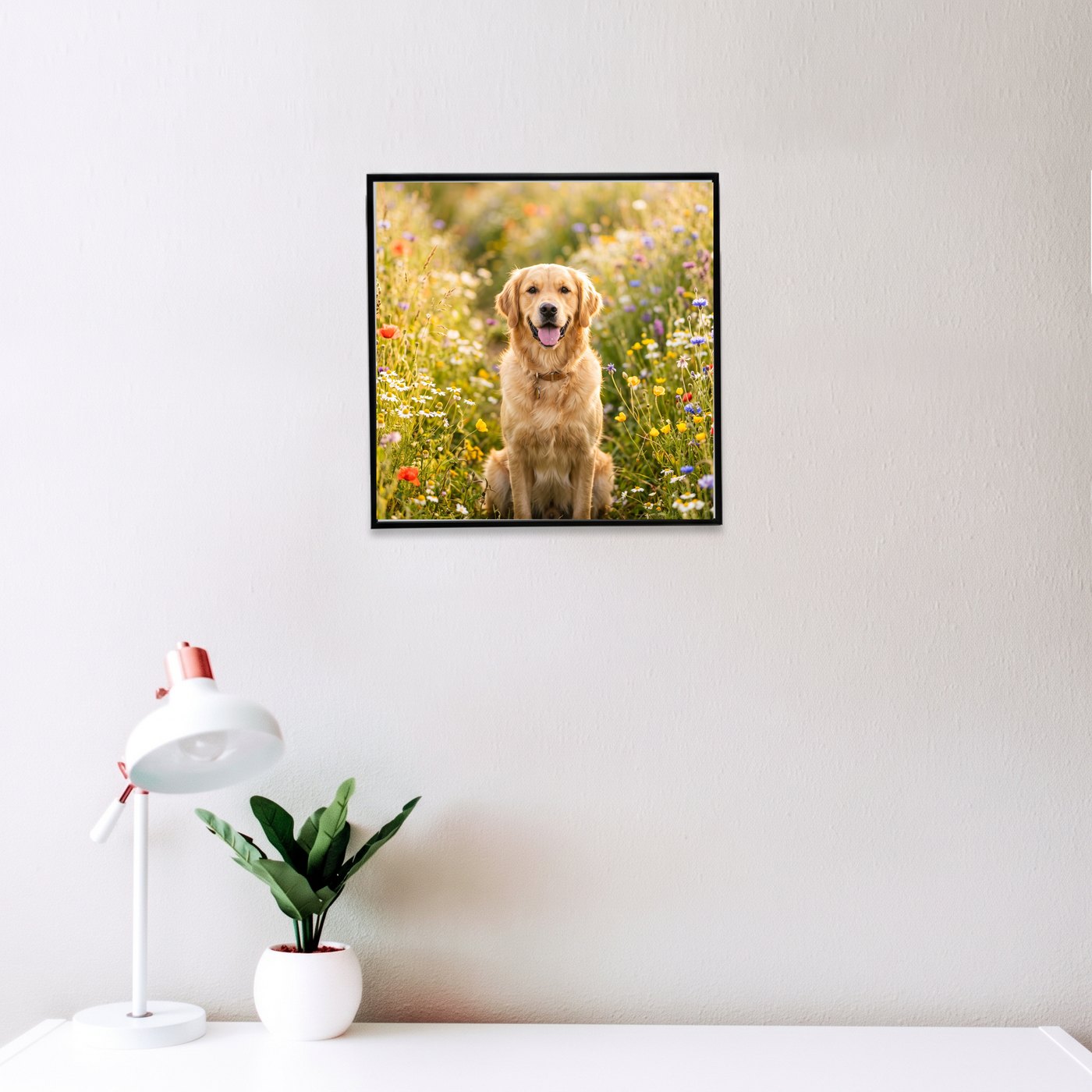 Schwarzer Posterrahmen 40 × 40 cm mit quadratischem Foto an der Wand