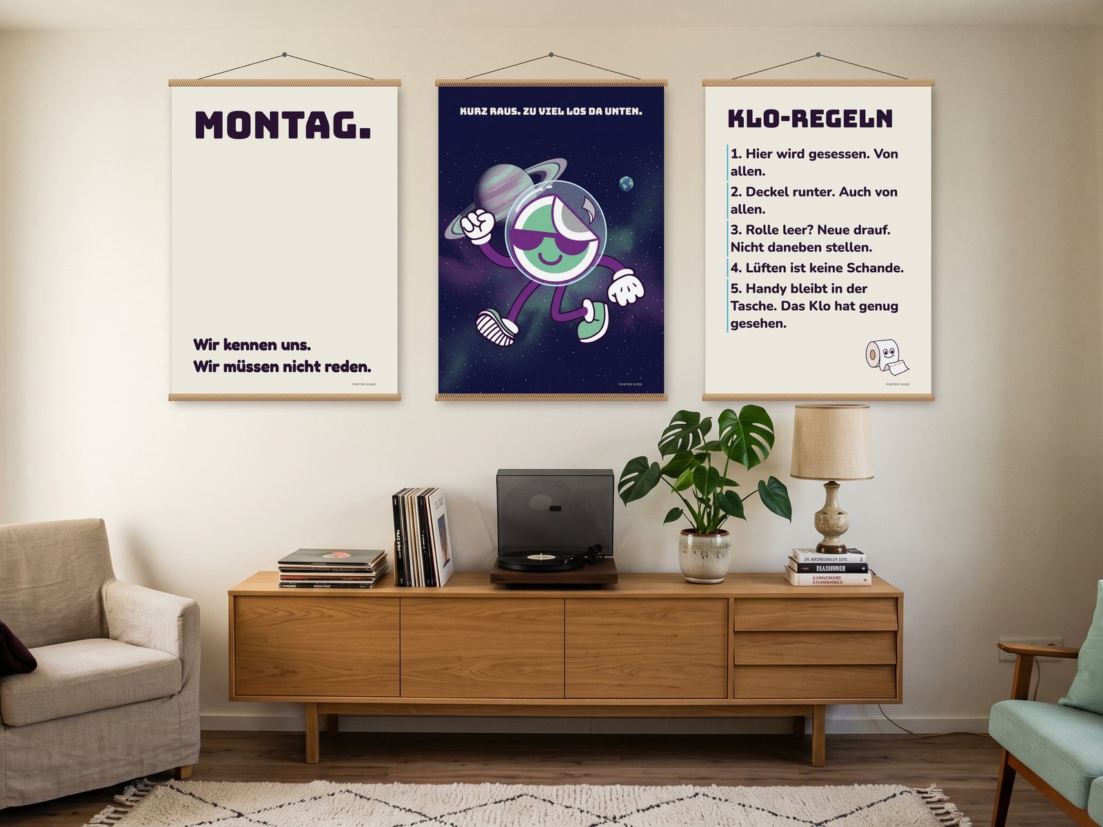 Motive: Poster „Montag, wir kennen uns“ und „Dude im All“ und „Klo-Regeln“ an der Wand