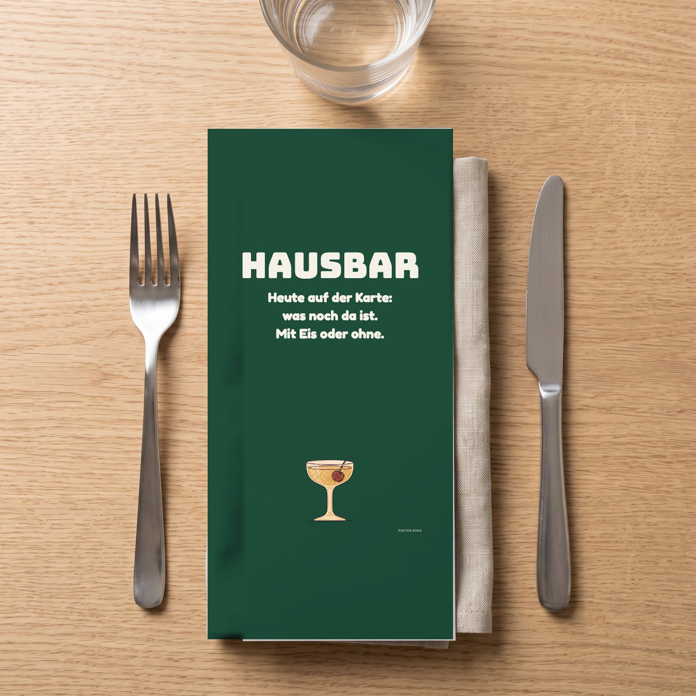 Lange Menükarte A5 lang mit der „Hausbar“-Karte zwischen Gabel und Messer
