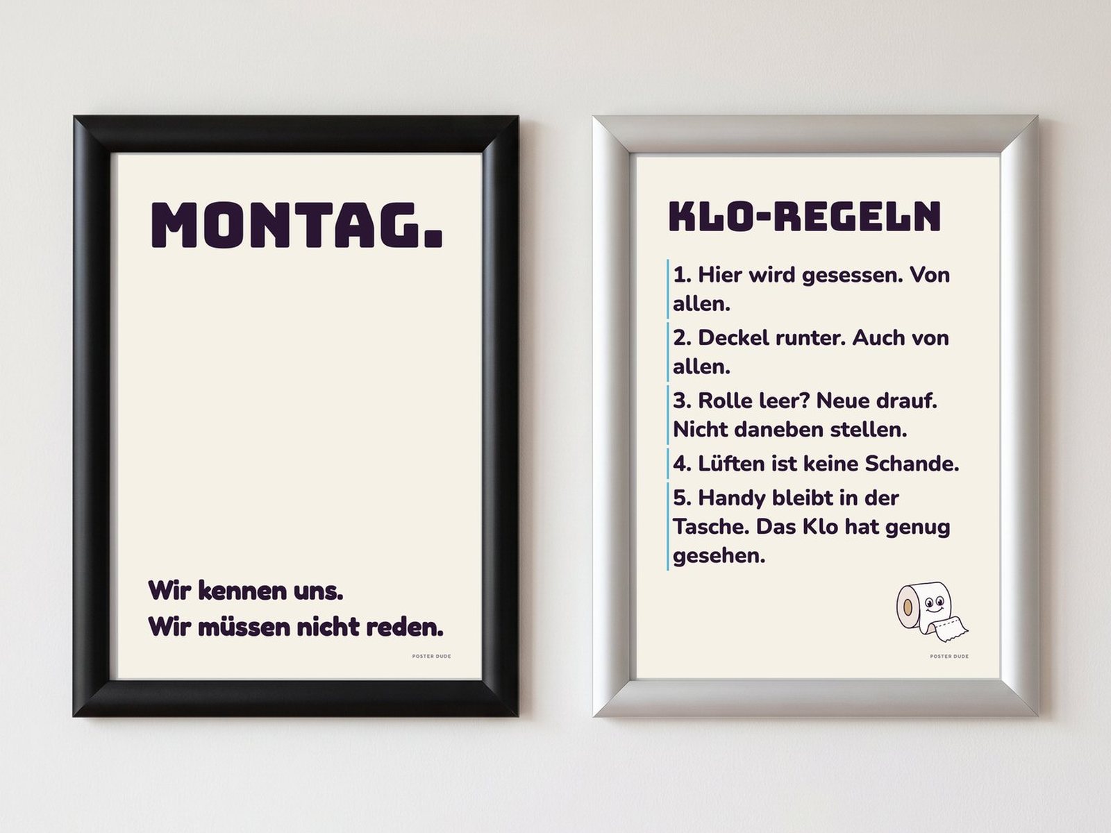 Klapprahmen A4 in Schwarz und Silber mit den Postern „Montag“ und „Klo-Regeln“ an der Wand