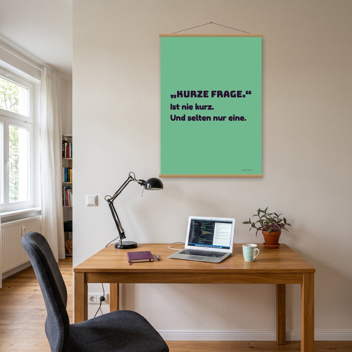 Kurze Frage – Poster mit Posterleiste an der Wand