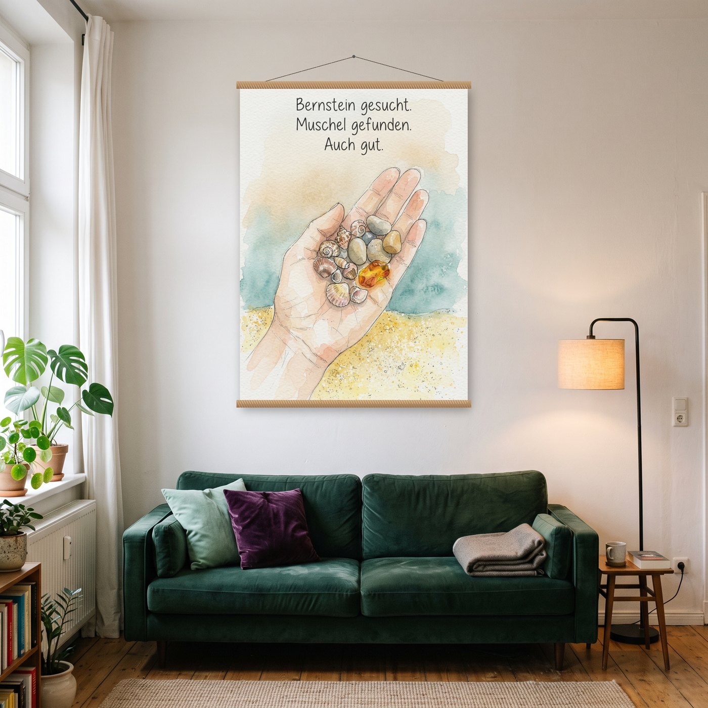 Bernstein gesucht. Muschel gefunden. Auch gut – Poster mit Posterleiste an der Wand
