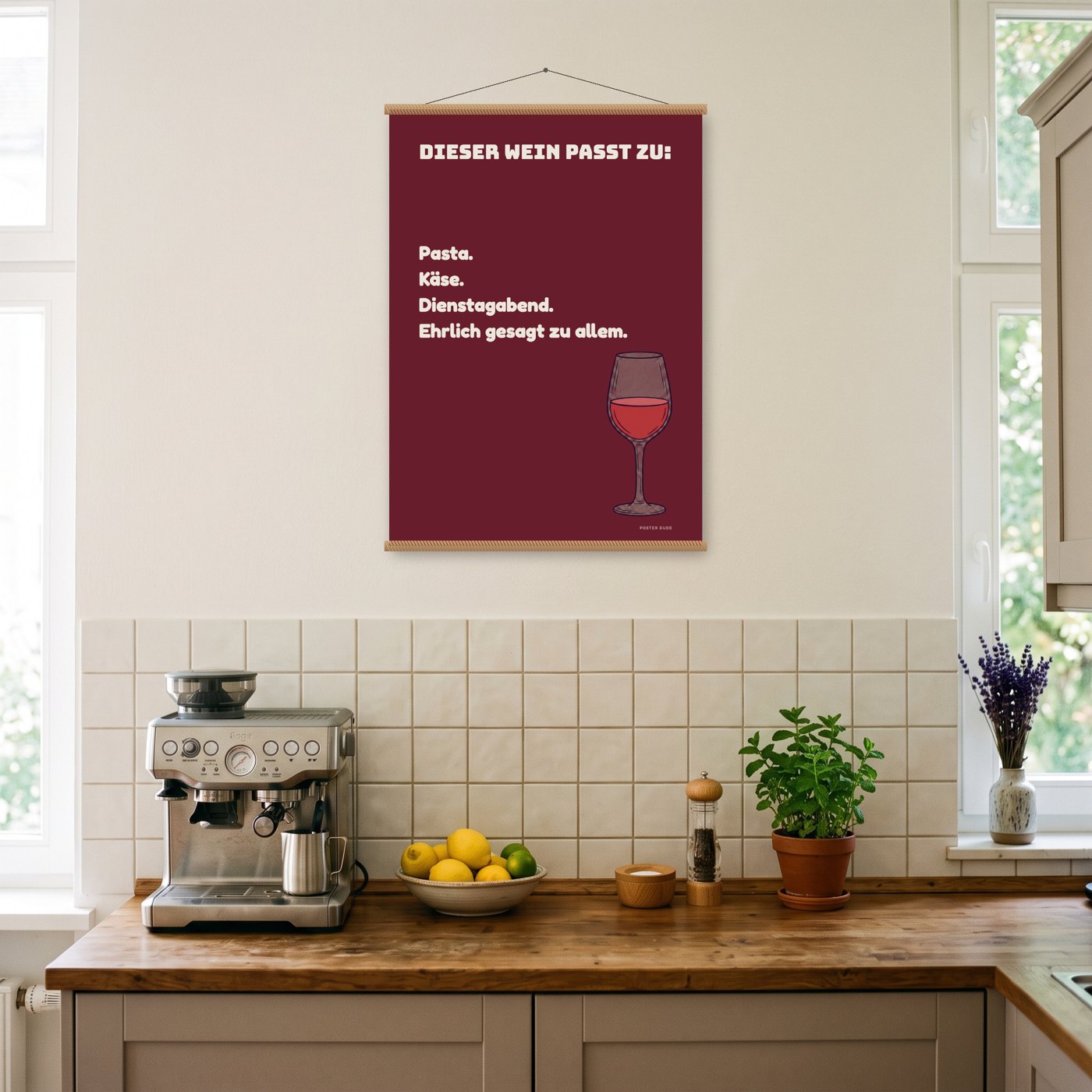 Passt zu Dienstag – Poster mit Posterleiste an der Wand