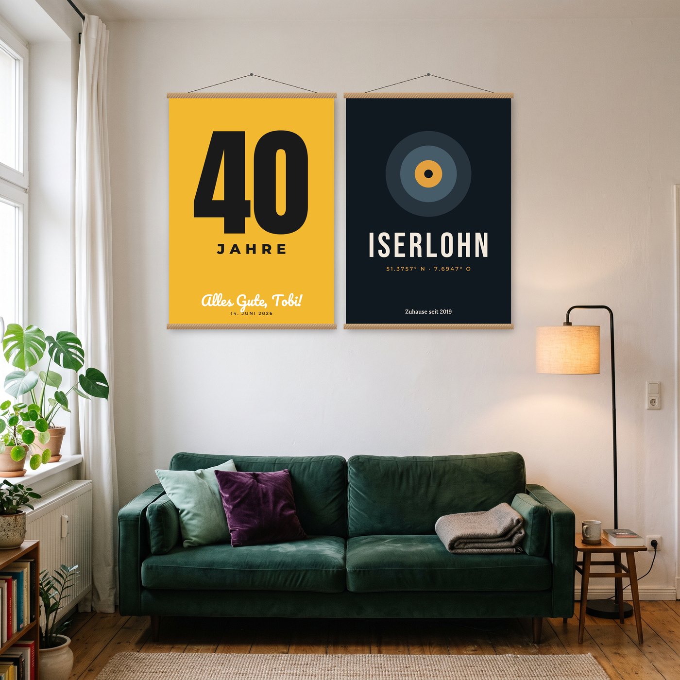 Zwei selbst gestaltete Poster an Posterleisten über dem Sofa: „40 Jahre“ und „Iserlohn“